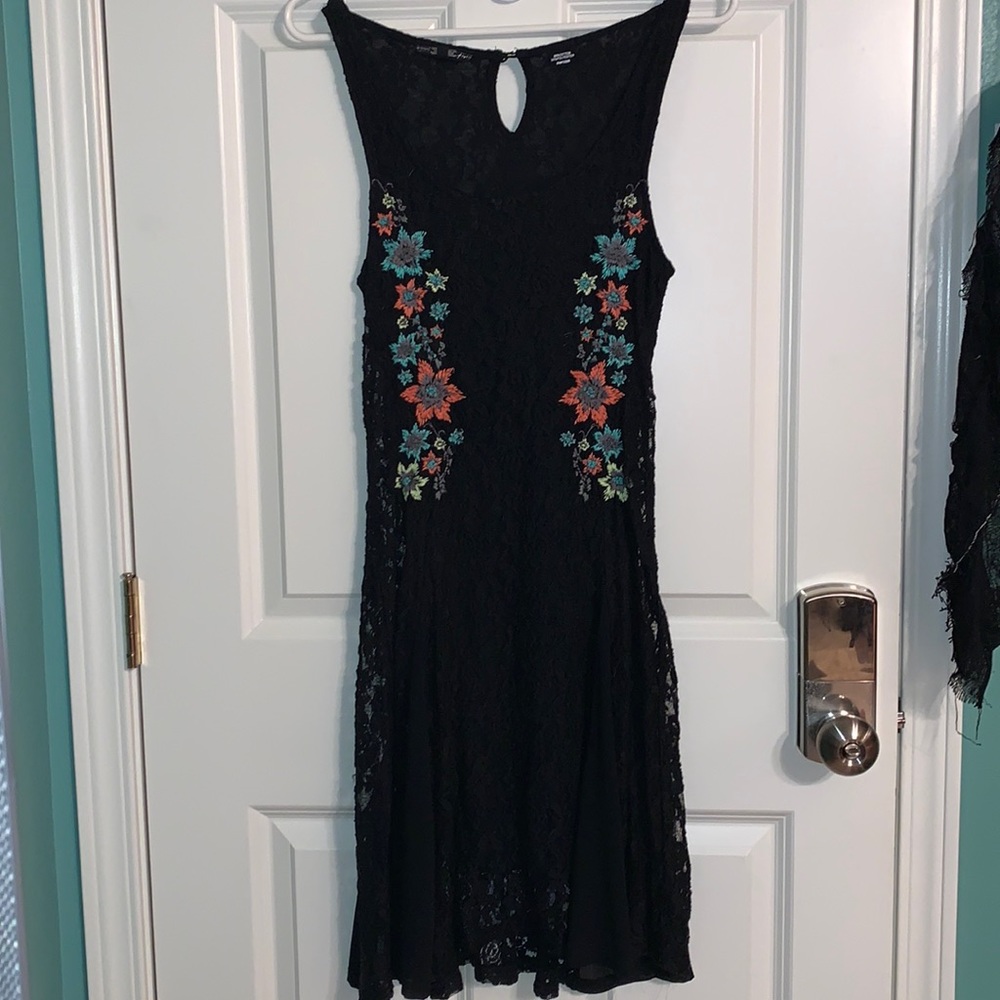 Miss Me. Size Medium. Lace shift dress with flowers of Turq., orange, and yellow